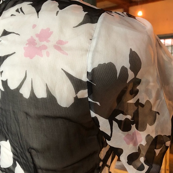 Beautiful silk Elie Tahari blouse - Picture 6 of 10